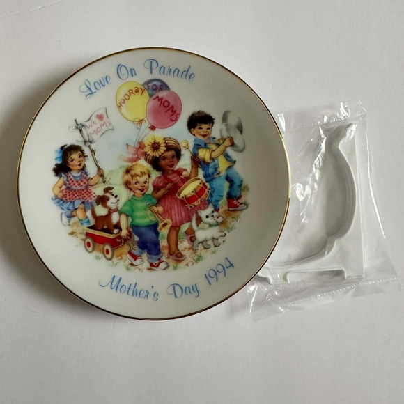 Avon Other - Avon Love On Parade‎ Mother's Day 1994 Collector Plate with Display Stand